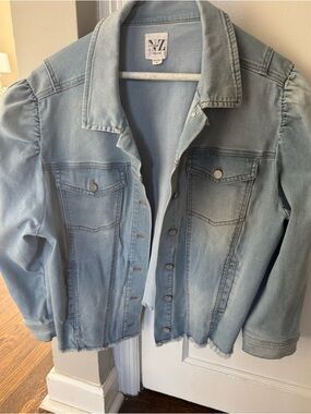 EUC Nic & Zoe NZ Women’s Light Blue Denim Faded Jacket with frayed bottom